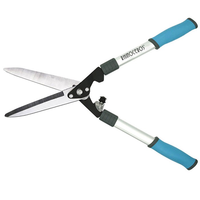 El uso de herramientas de jardín: tijeras para ramas altas y sierras para ram...